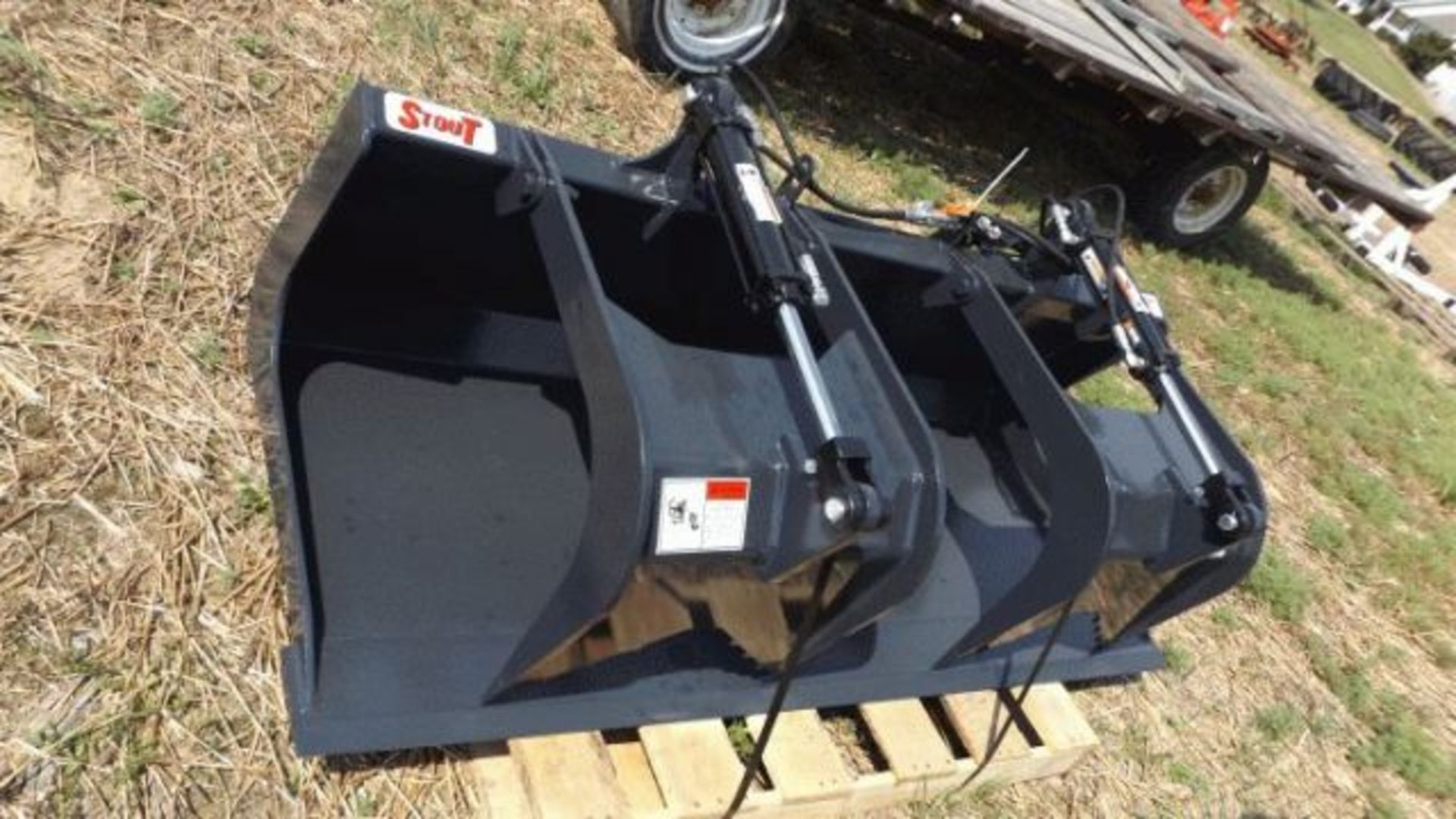 Lot 529 New Stout HD72-FB Grapple Bucket Skid Steer Quick Attach