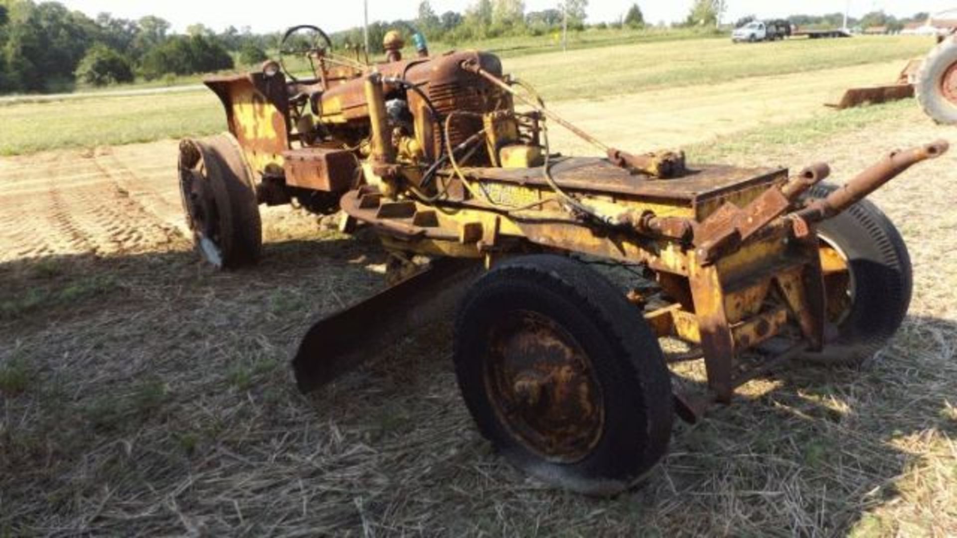 Lot 418 Farmall H w/MB Power Grader 10' Hyd Blade, Front Blade, Not Running, Mfg by MEILI-Blumberg - Image 2 of 3