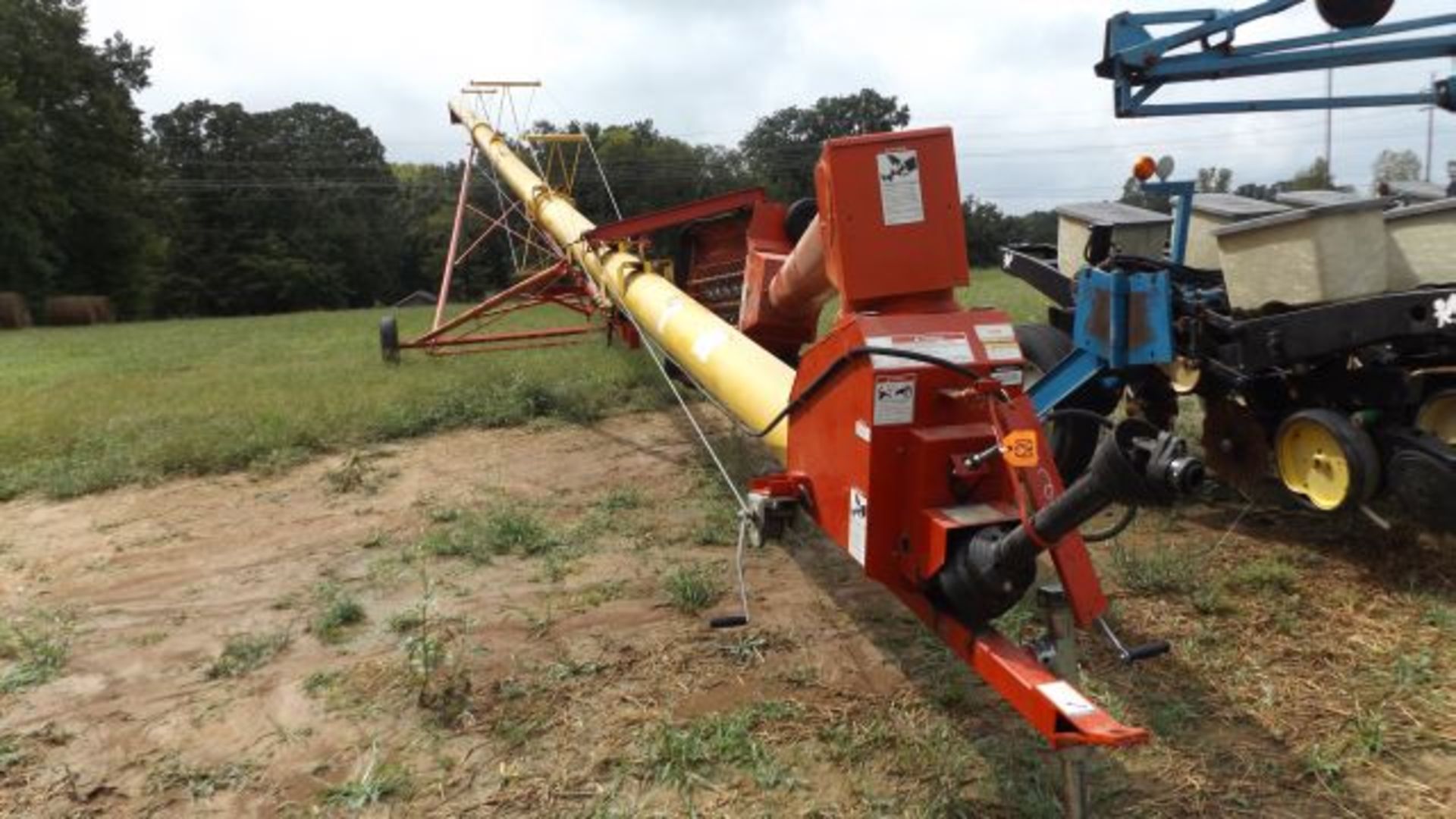 Lot 620 Westfield MK 100-71 Auger w/Swing Around Drive Over Hopper - Image 2 of 3