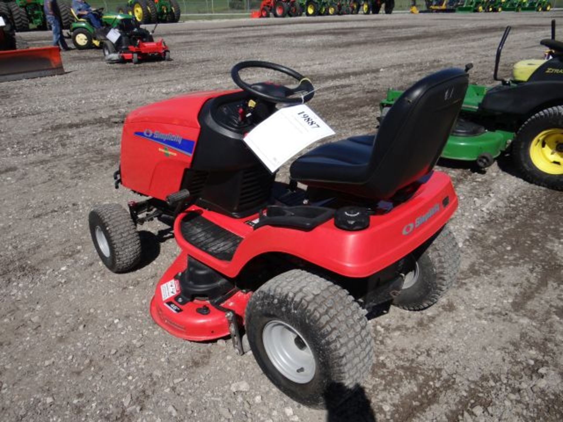 Lot 19887 - 2011 Simplicity Regent 23 Mower 114 hrs, 23hp, Air Cool, Hydro, 46" Deck, 2014219887