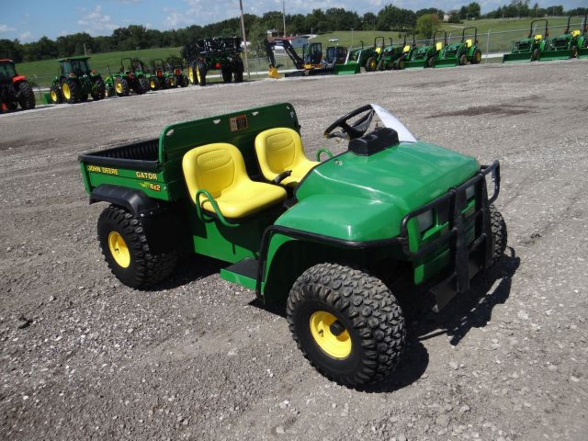 Lot 96436 - 2003 JD 4x2 Gator 2283 hrs, 10hp, Kawasaki, Air Cool, HDAP Tires, Bedliner, - Image 2 of 4