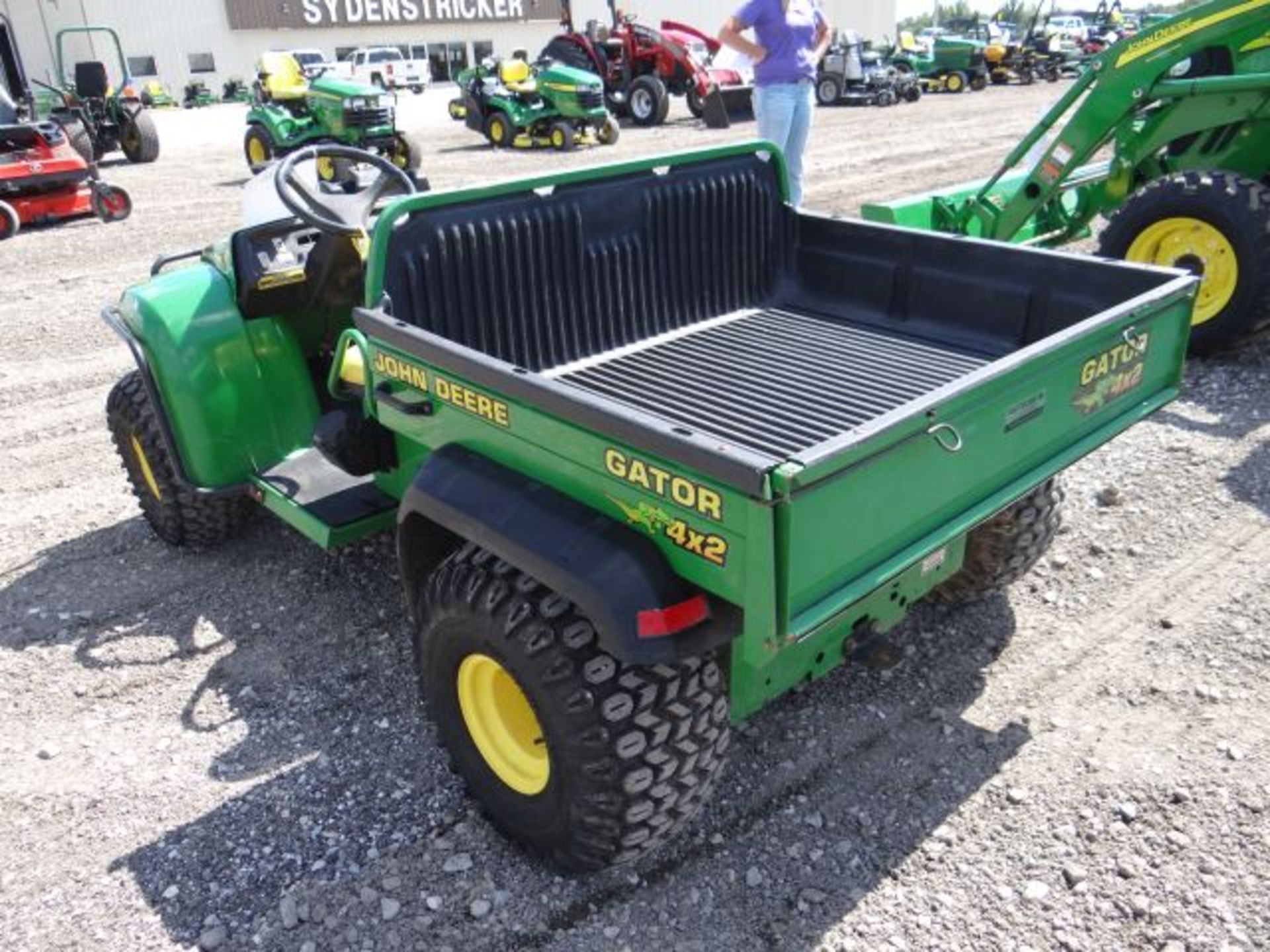 Lot 96436 - 2003 JD 4x2 Gator 2283 hrs, 10hp, Kawasaki, Air Cool, HDAP Tires, Bedliner, - Image 4 of 4