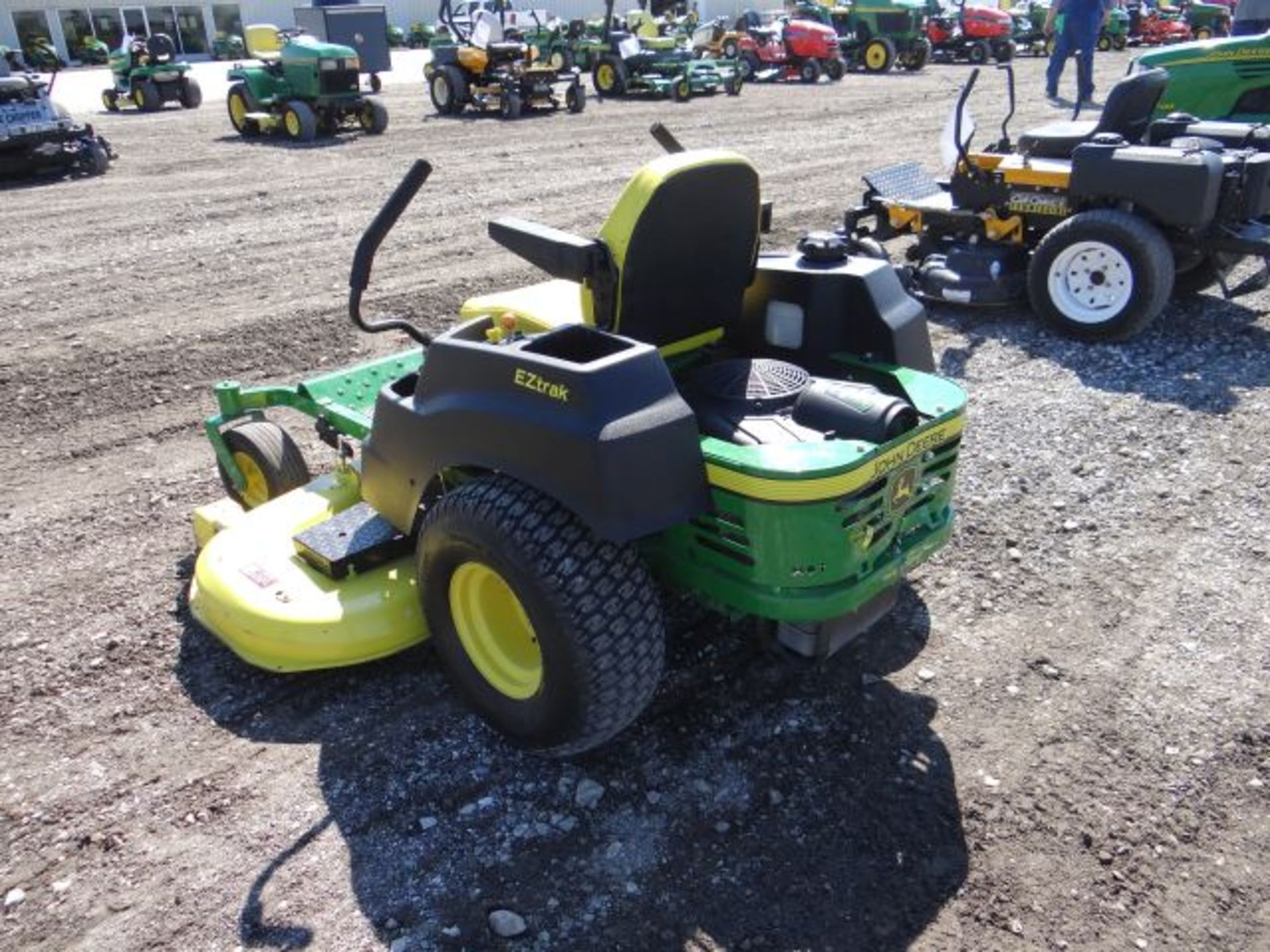 Lot 649 - 2011 JD Z465/62 EZtrak Mower 87 hrs, 27hp, Briggs, Air Cooled, Zero Turn, 62" Deck, - Image 3 of 4