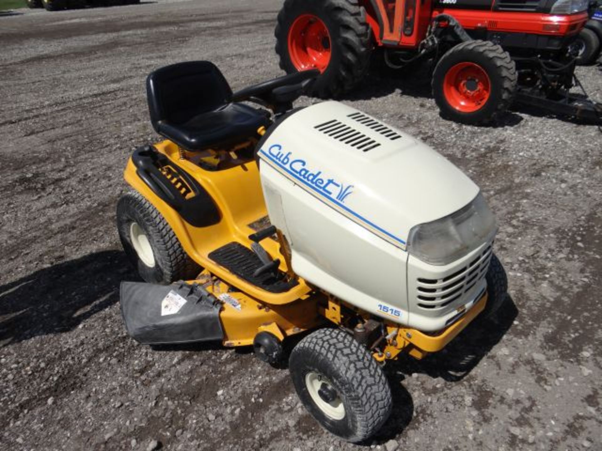 2002 Cub Cadet 1515/38 Mower 329 hrs, 15hp, Kohler, Air Cool, Hydro, 38" Deck, New Battery, Not - Image 2 of 3