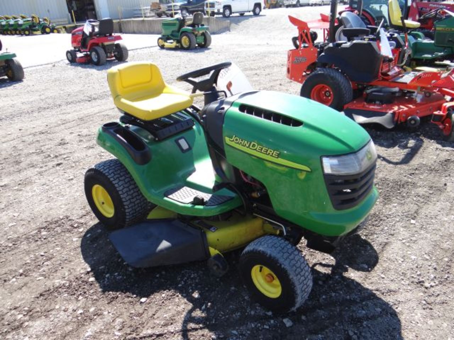 Lot 84153 - 2004 JD L110/42 Mower 187 hrs, 17.5hp, Kohler, Single, Air Cooled, Hydro, Not - Image 3 of 4