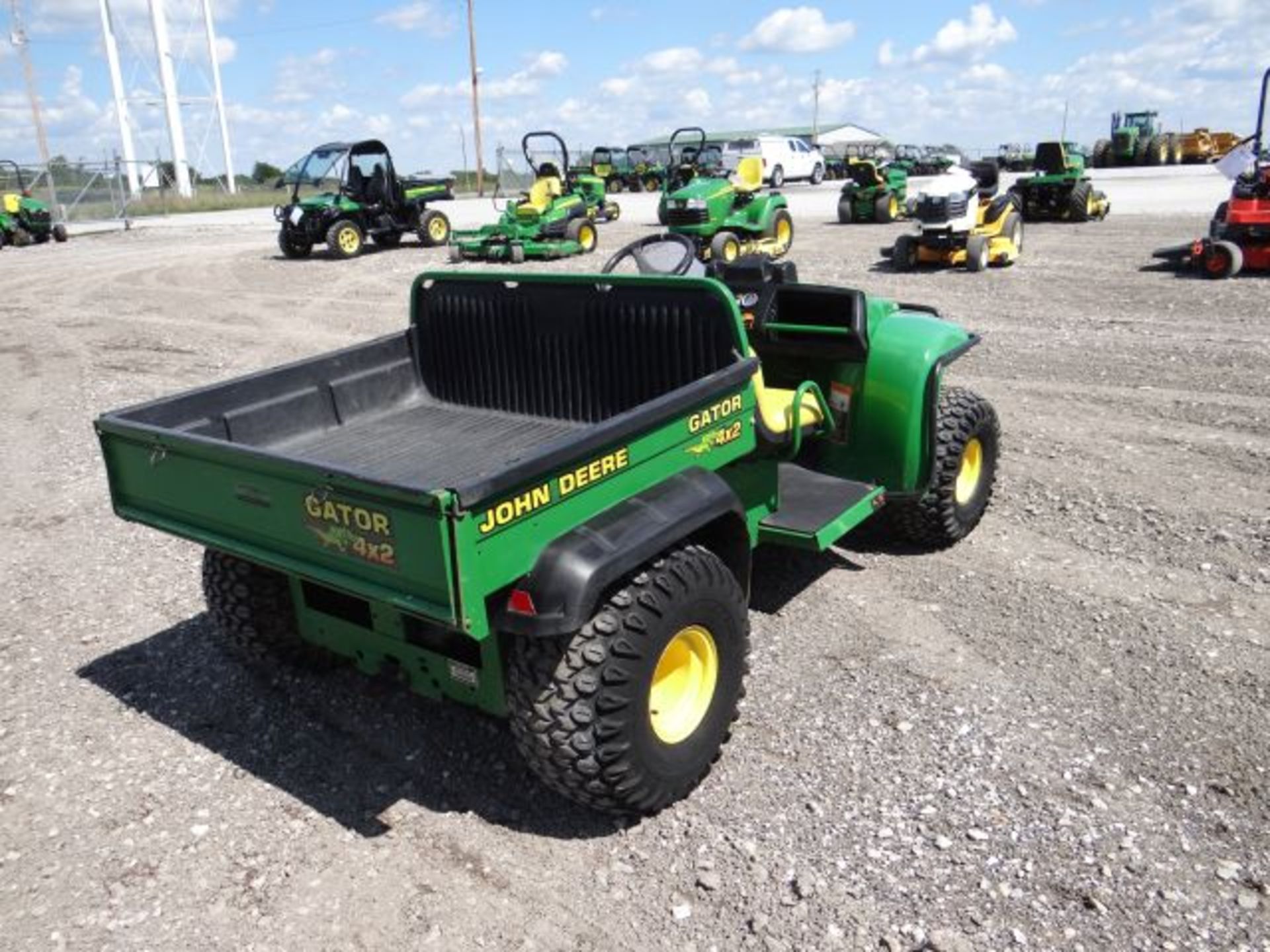 Lot 96436 - 2003 JD 4x2 Gator 2283 hrs, 10hp, Kawasaki, Air Cool, HDAP Tires, Bedliner, - Image 3 of 4