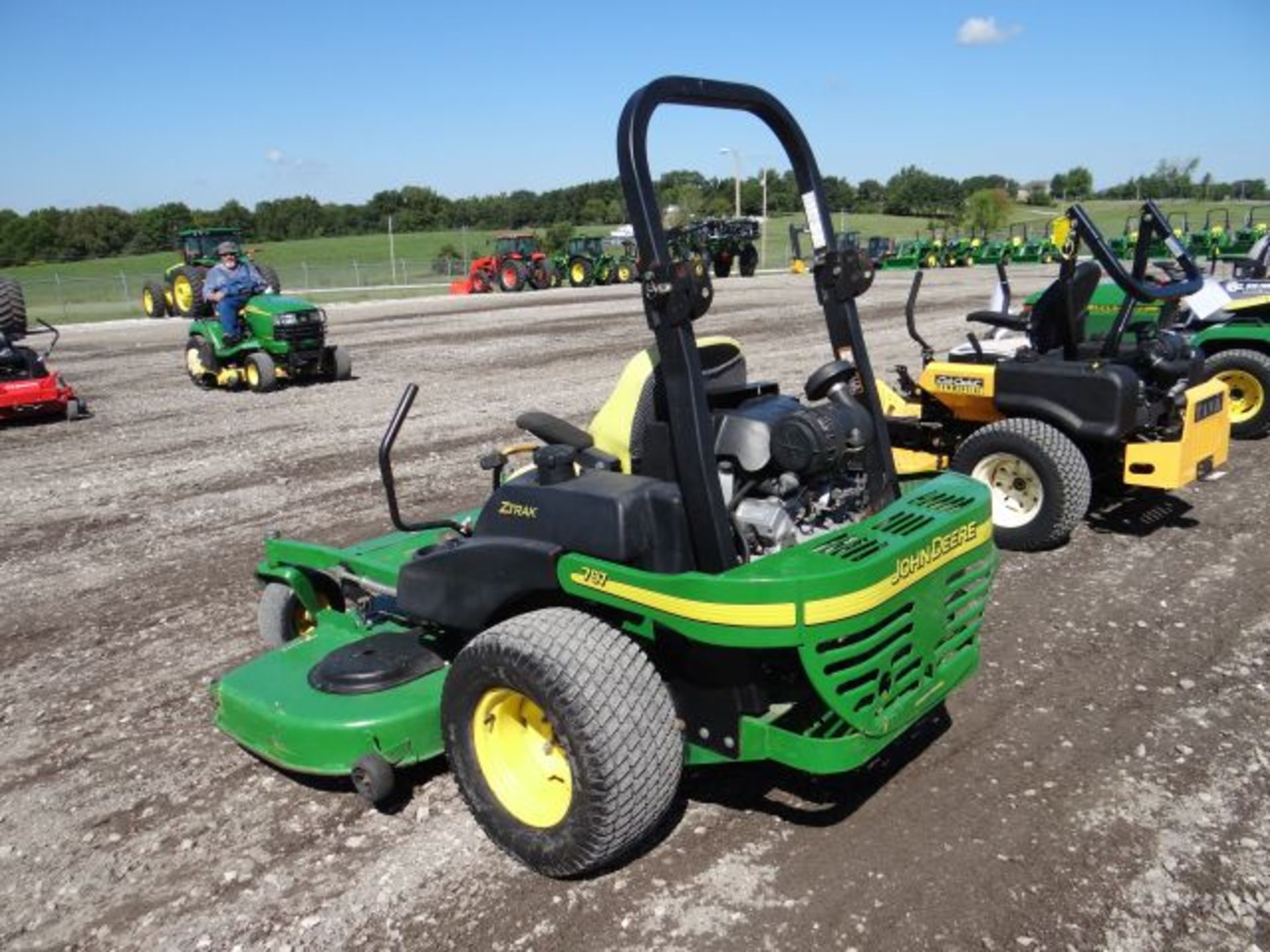 Lot 50261 - 2007 JD 797/72 Mid Z Pro Mower 2013 hrs, 29hp, Kawasaki, Water Cool, Fuel Injection, 72" - Image 3 of 4