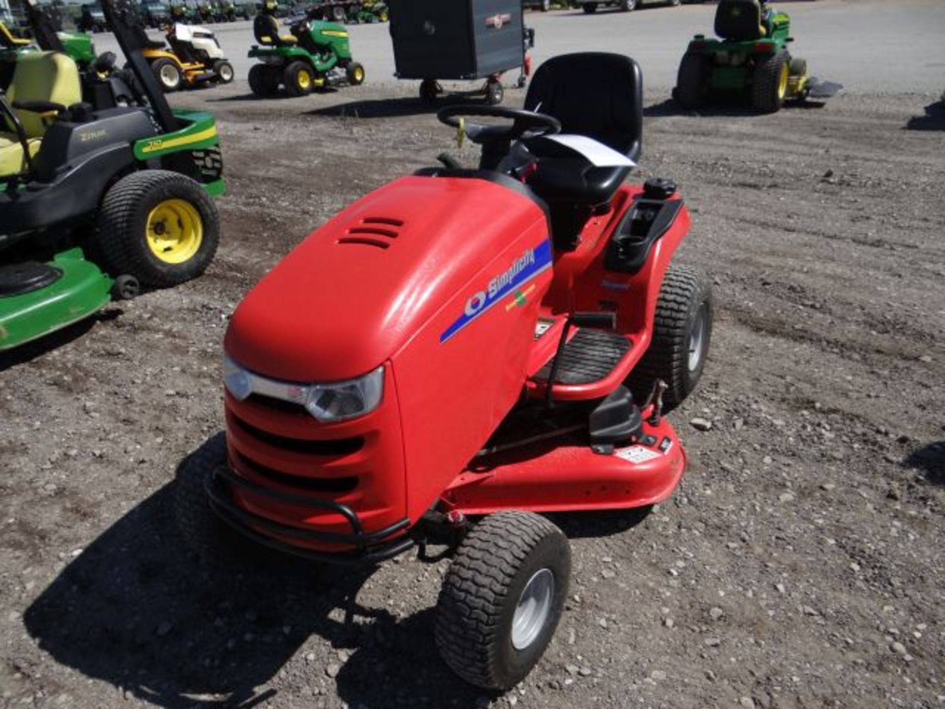 Lot 19887 - 2011 Simplicity Regent 23 Mower 114 hrs, 23hp, Air Cool, Hydro, 46" Deck, 2014219887 - Image 2 of 4