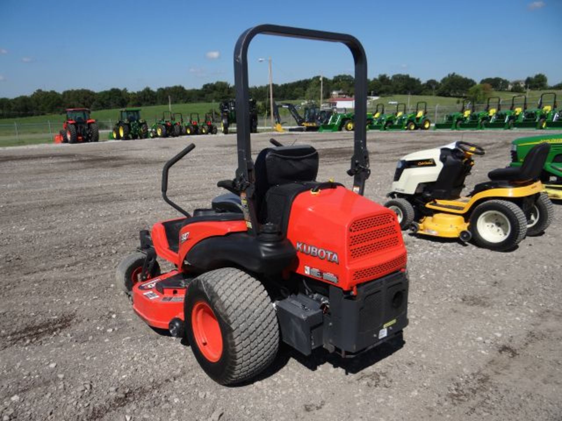 Lot 30420 - 2010 Kubota, ZG327 Zero Turn Mower 450 hrs, 27hp, Kubota Gas Engine, Mid Mount, Power - Image 3 of 4