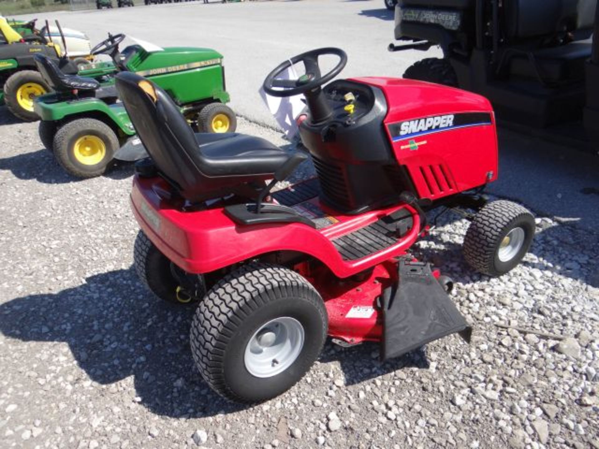 Lot 90831 - 2008 Snapper LT2042 Mower 532 hrs, 20hp, Briggs, Air Cooled, Hydro, 42" Deck, - Image 3 of 4