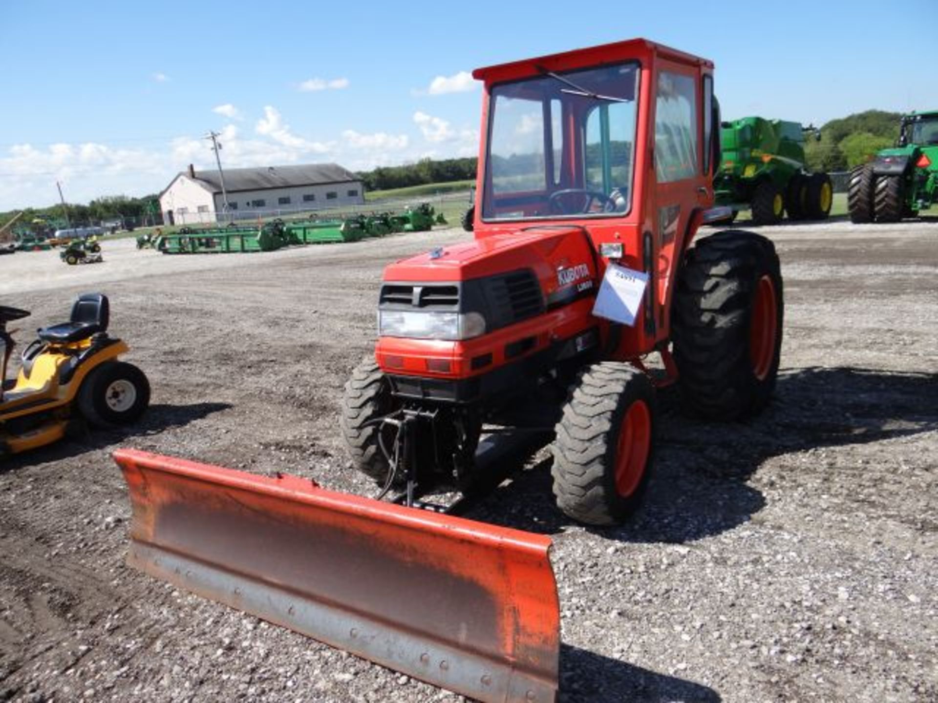 1996 Kubota L3600 Compact Tractor 571 hrs, 38hp, MFWD, Soft Side Cab & Heat, No Air, 8F/8R Glide - Image 2 of 5