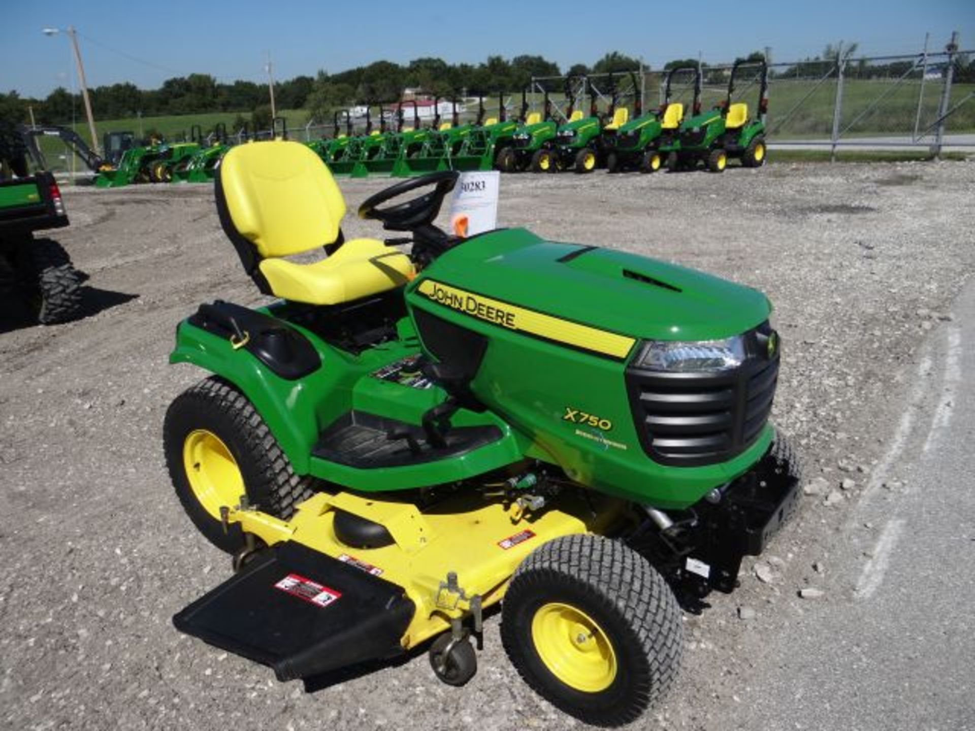 2015 JD X750/60HC Mower 52 hrs, 24hp, Yanmar, Diesel, Water Cool, Hydro, PS, Diff Lock, Hyd Lift, - Image 2 of 3