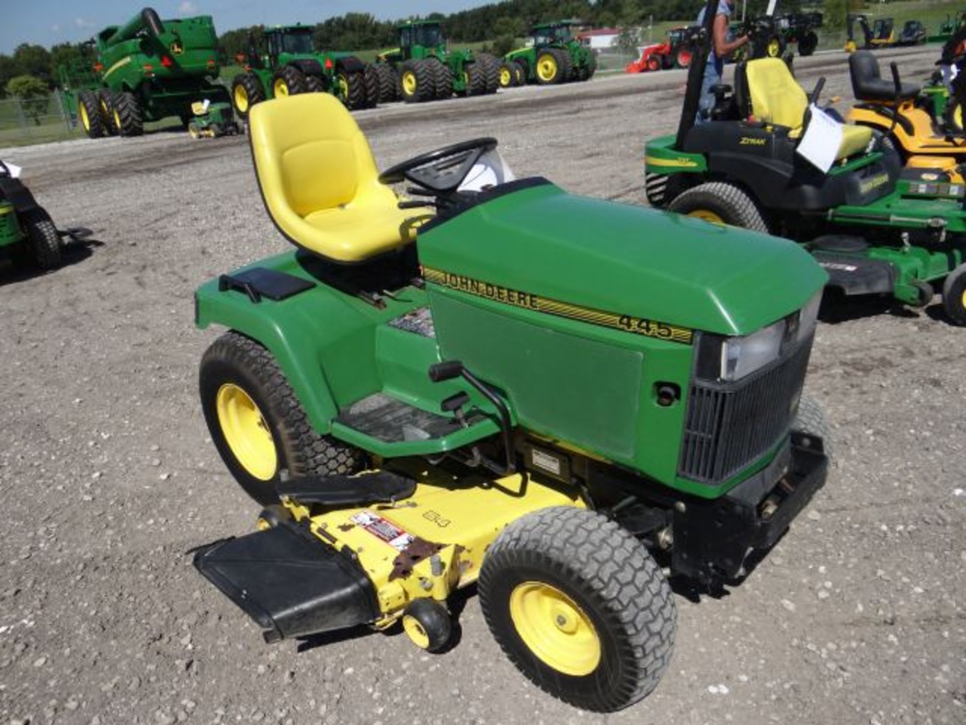 Lot 10600 - 1992 JD 445/54 Mower 1200 hrs, 22hp, Kawasaki, EFI, Water Cooled, Hydro, Power Steer, - Image 2 of 4