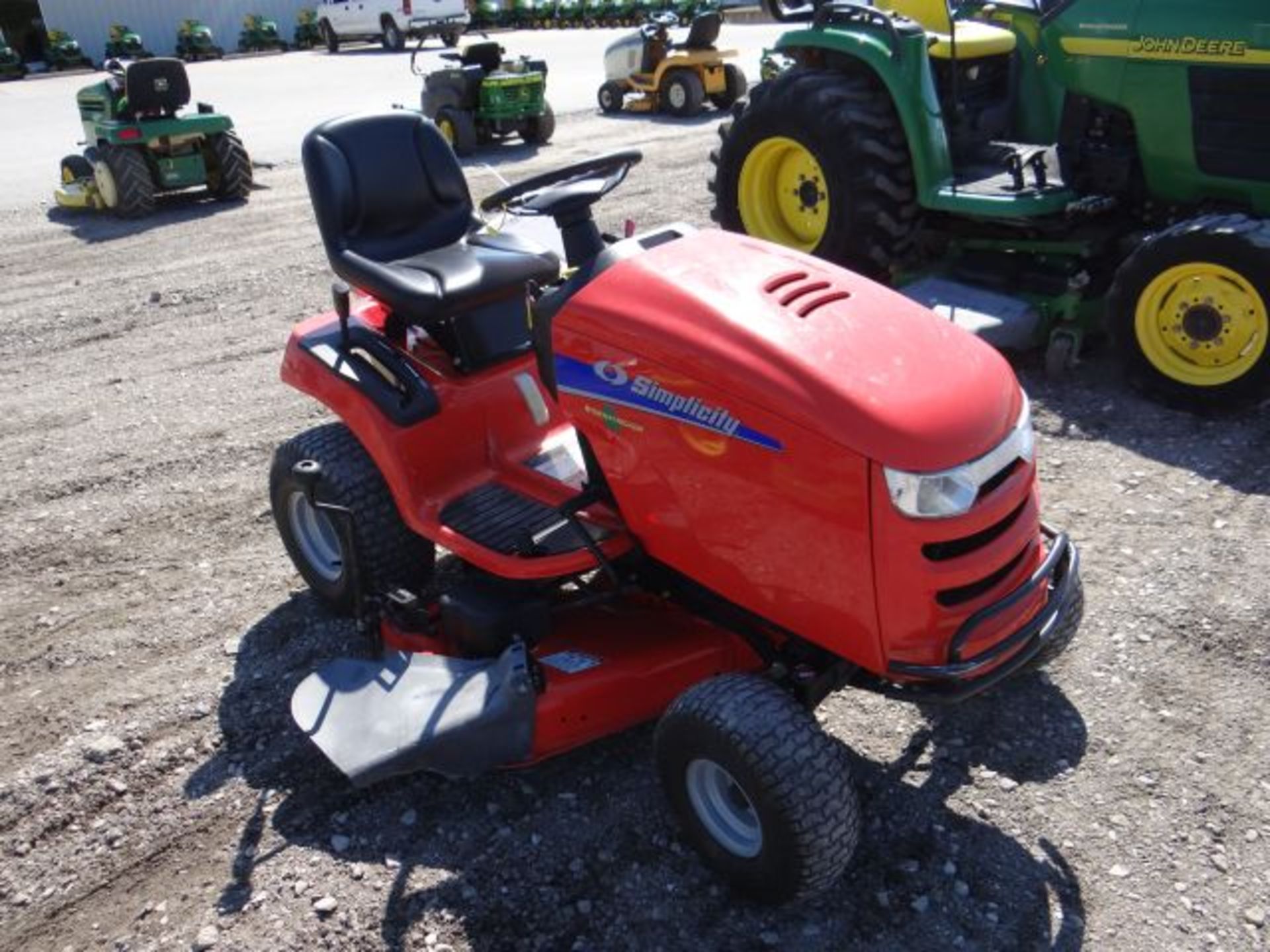 Lot 19887 - 2011 Simplicity Regent 23 Mower 114 hrs, 23hp, Air Cool, Hydro, 46" Deck, 2014219887 - Image 3 of 4