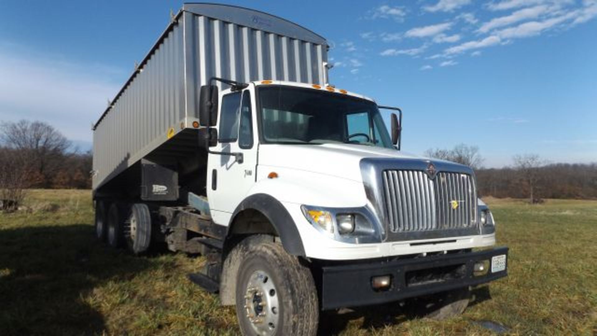 2005 International 7600 Grain Truck, Auto Allison Trans, Cummins Diesel, 22’ Kann Aluminum Bed