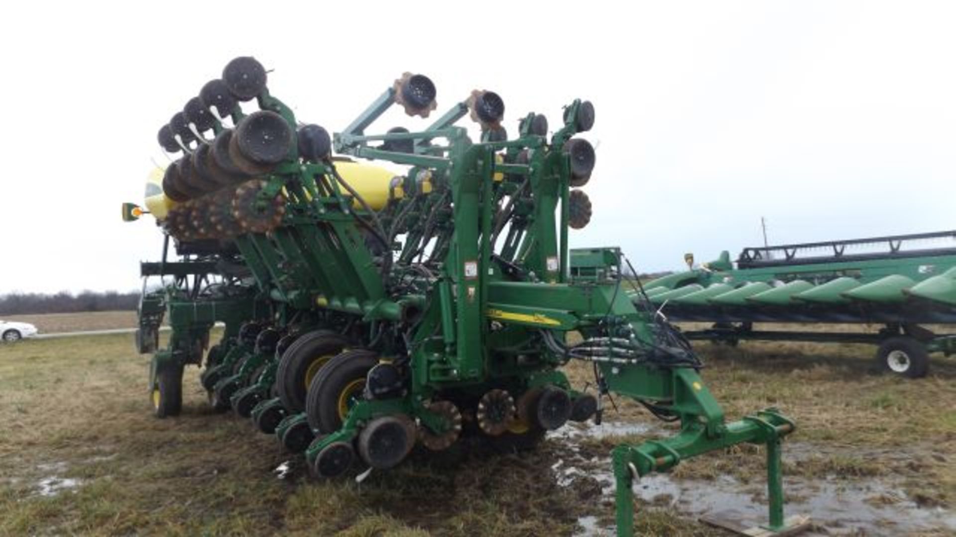 2013 JD 1790 Planter, 16/31, N/T, 3200 total acres on it, Variable Rate Drive, Row Command Clutches, - Image 2 of 3