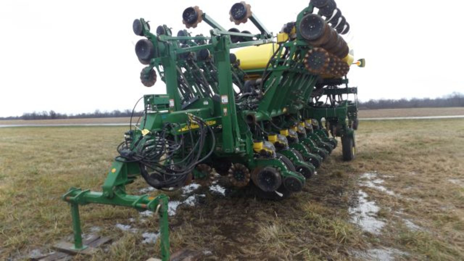 2013 JD 1790 Planter, 16/31, N/T, 3200 total acres on it, Variable Rate Drive, Row Command Clutches,