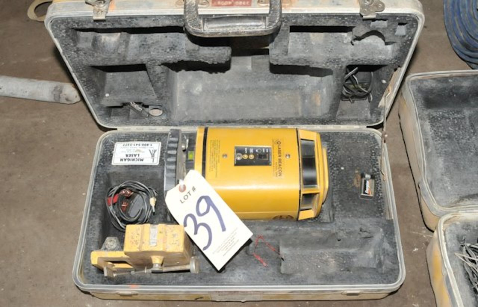 LASER BEACON LB-1; Laser Level with Case