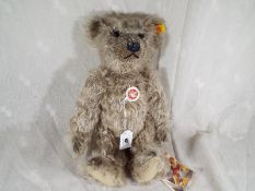 A Steiff classic bear, growler, button i