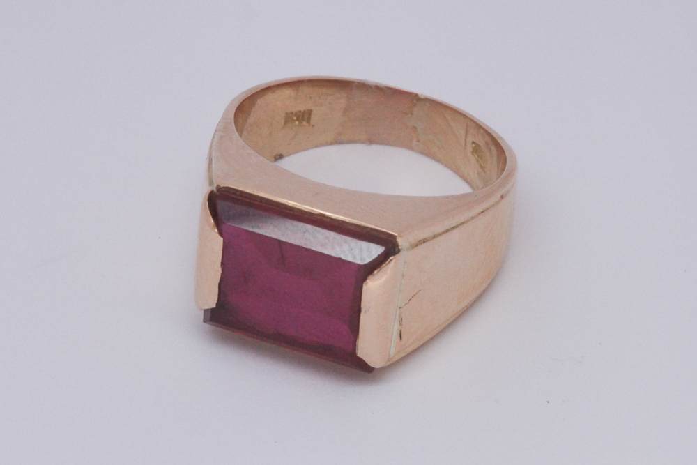 18ct gold gents signet style ring set with a rectangular red stone,