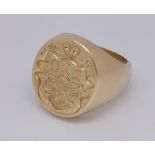 Gents 18ct yellow gold signet ring, the top intaglio cast with a seal. Stamped '750'. Weight 40.