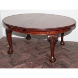 Early 20th century oval mahogany extending dining table with 2 leaves and winding handle standing