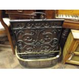 Small Victorian brass fender, approx 25" wide and a black wrought iron fire screen, 27" x 19"