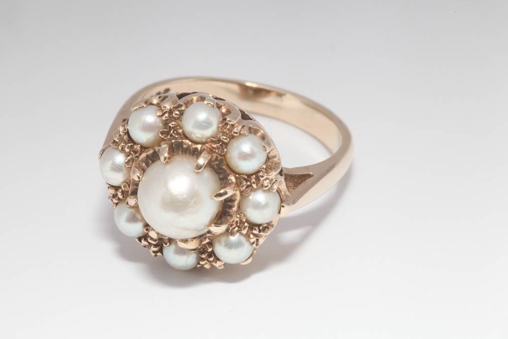 Matching 9ct gold and cultured pearl cluster ring, shank stamped 9ct. Ring size L approx.