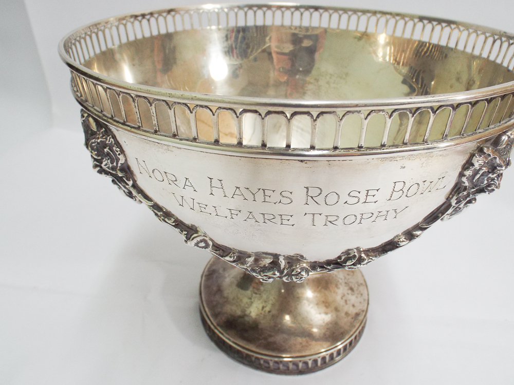 Edwardian silver rose bowl with decorative pierced edge, Lion mask and ribbon bow decoration. - Image 2 of 4