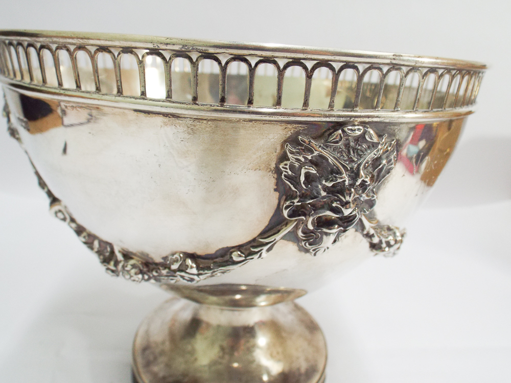 Edwardian silver rose bowl with decorative pierced edge, Lion mask and ribbon bow decoration. - Image 3 of 4