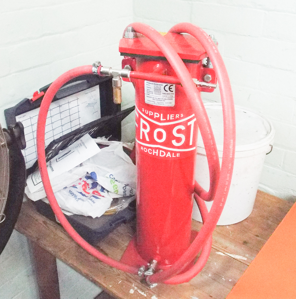 As new frost auto restoration compressed air grit blaster with spares and a new tub of grit