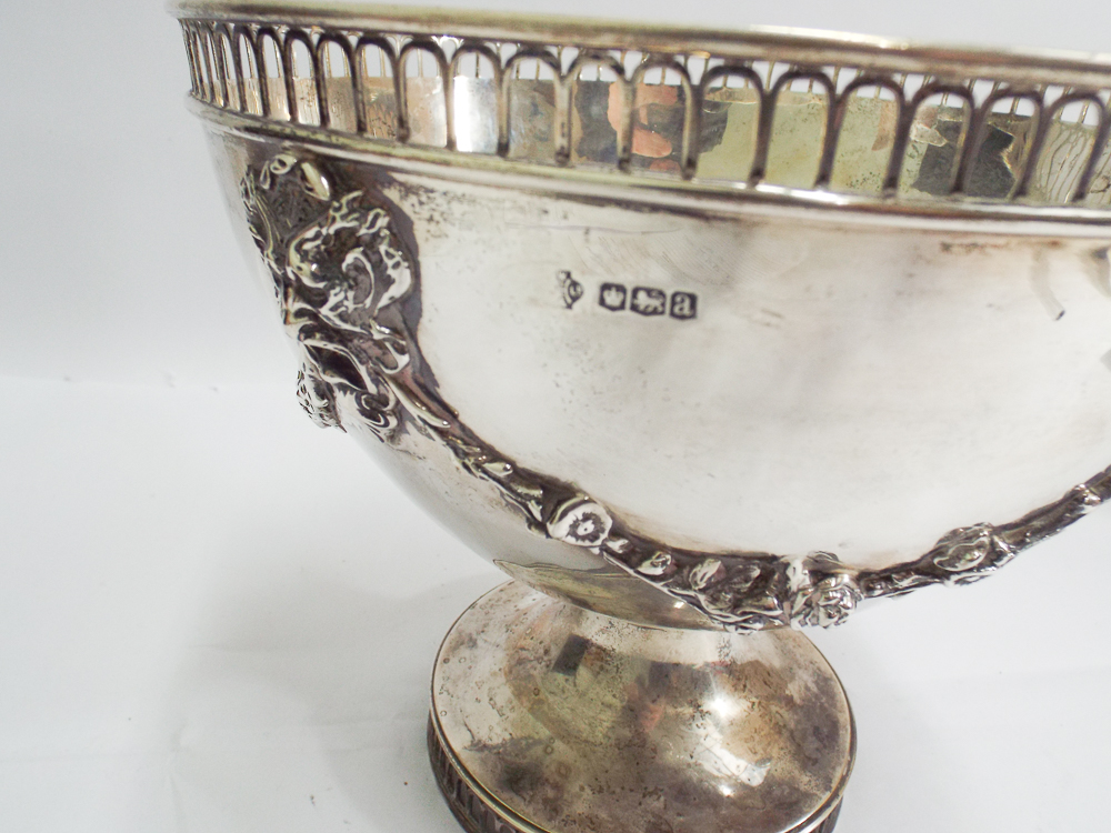 Edwardian silver rose bowl with decorative pierced edge, Lion mask and ribbon bow decoration. - Image 4 of 4