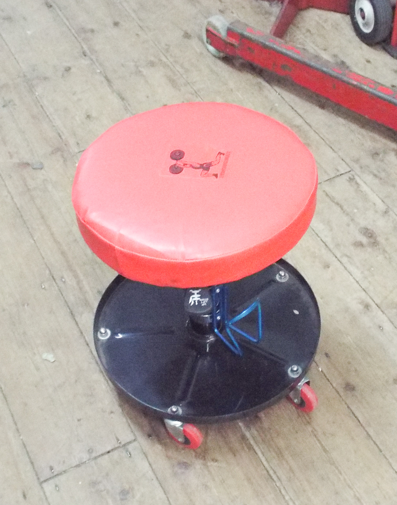 Circular hydraulic surface stool