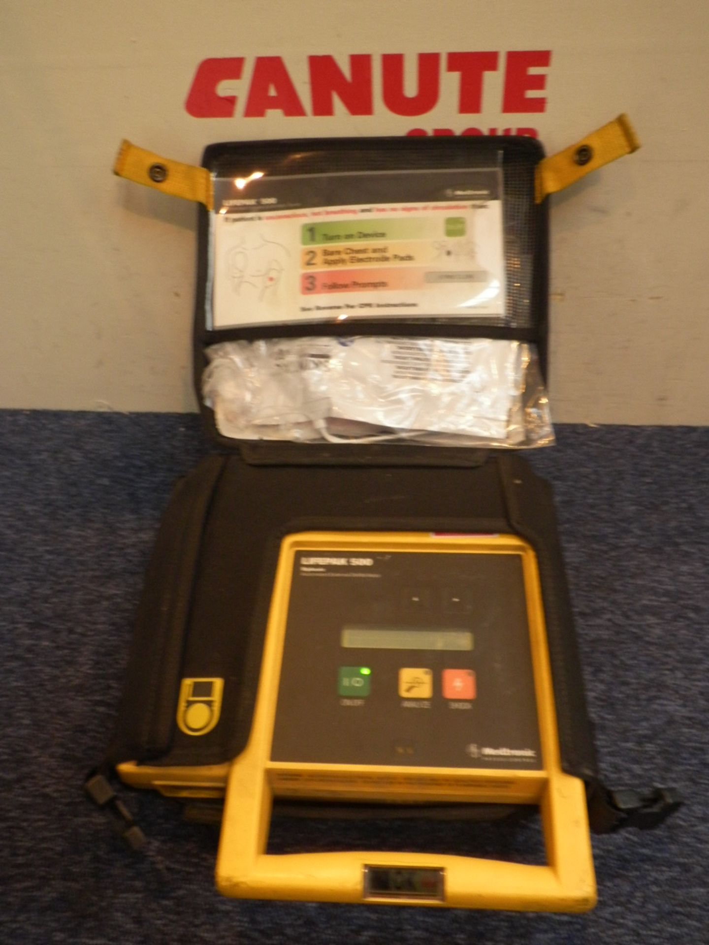 Medtronic LifePak 500 Biphasic AED in Case *Powers Up*