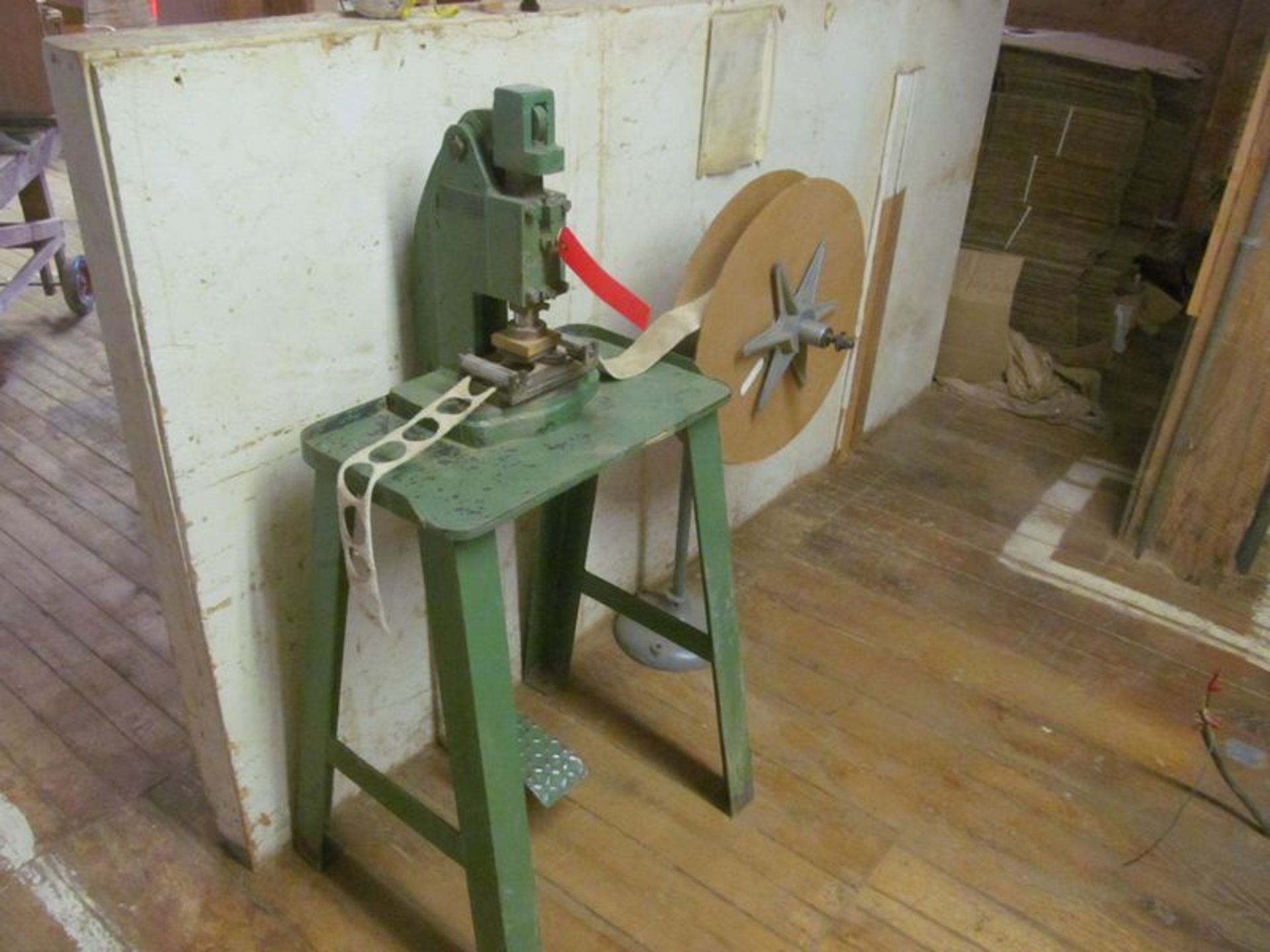 Smith Tool punch and die with foot pedal control - Image 2 of 2
