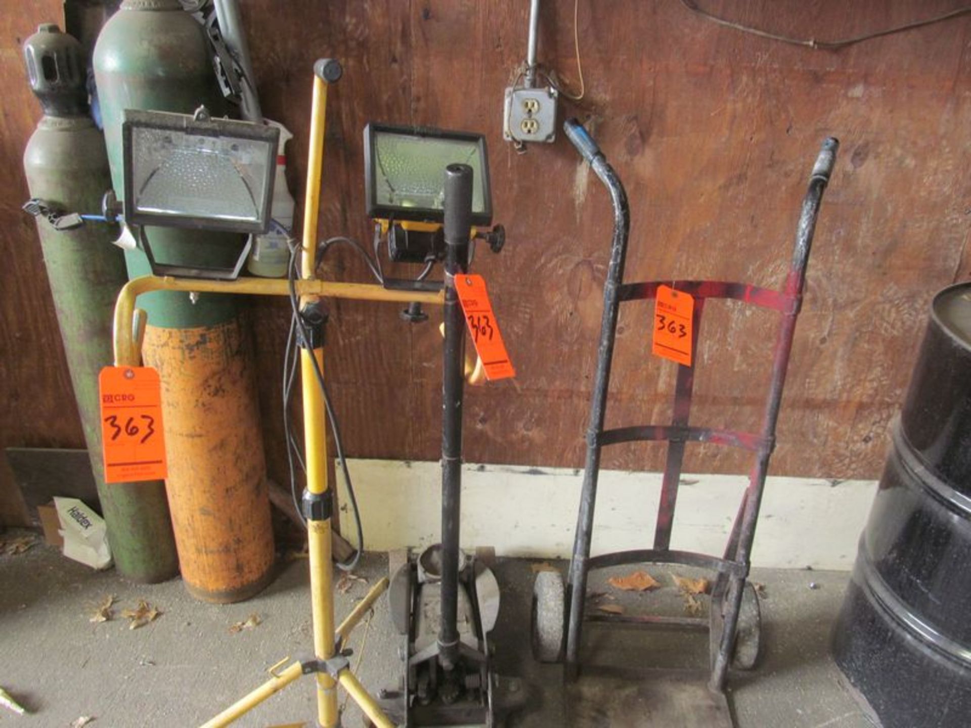 Lot ass't garage tools includes floorjack, double end grinder, hand truck and light stand - Image 2 of 2