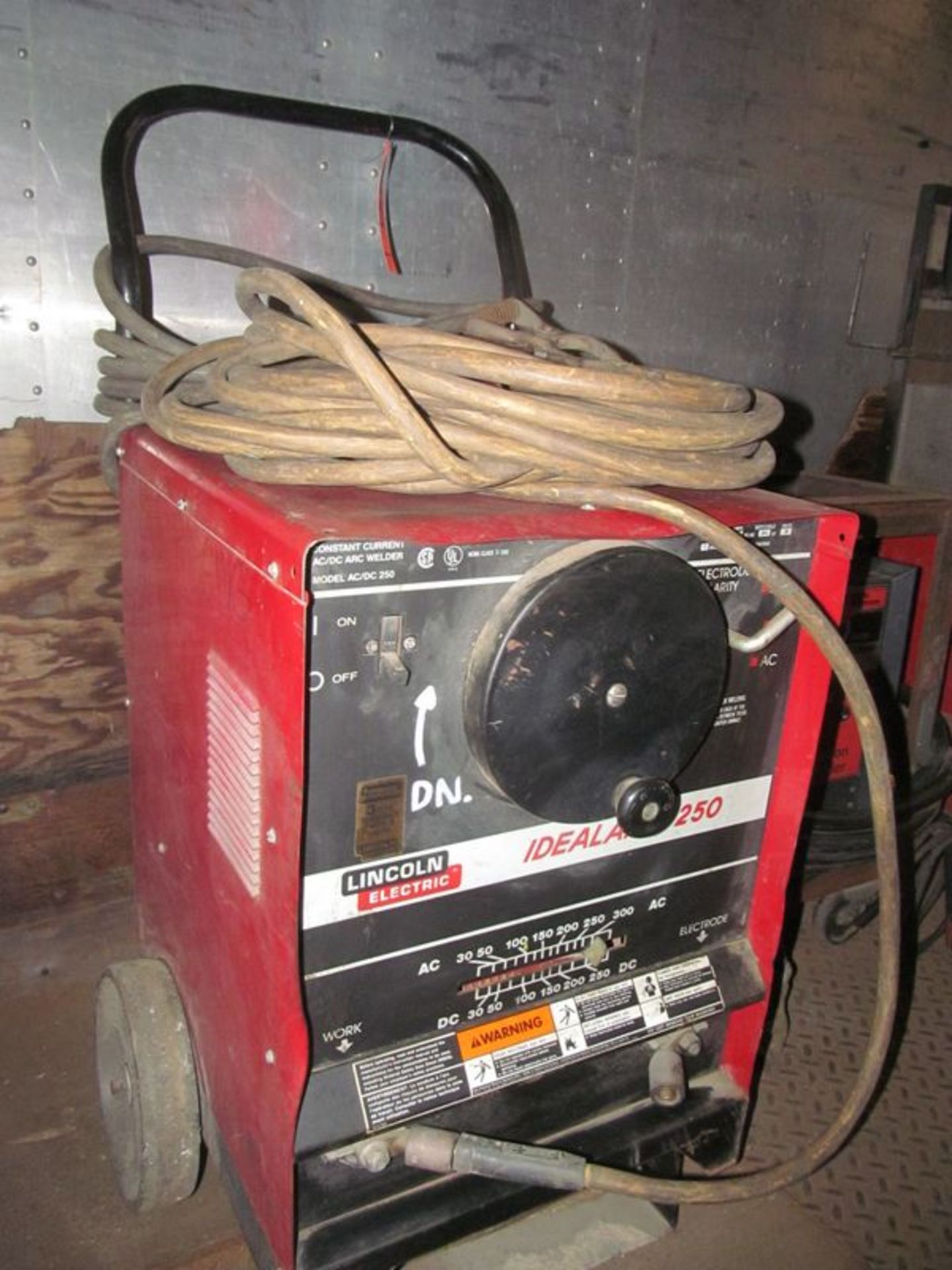 Lincoln Ideal-Arc 250 arc welder, 71 max OCV, AC/DC are constant current