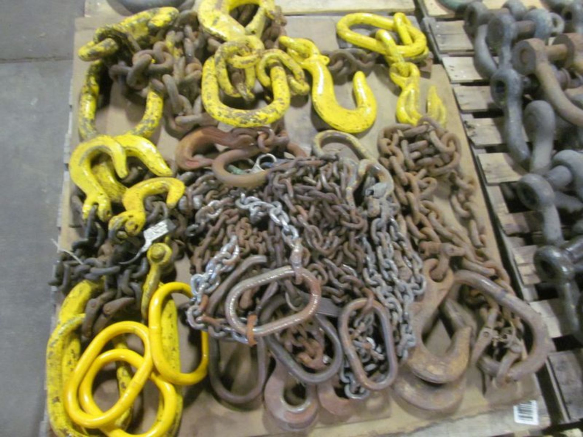 Lot ass't chains and chain spreaders