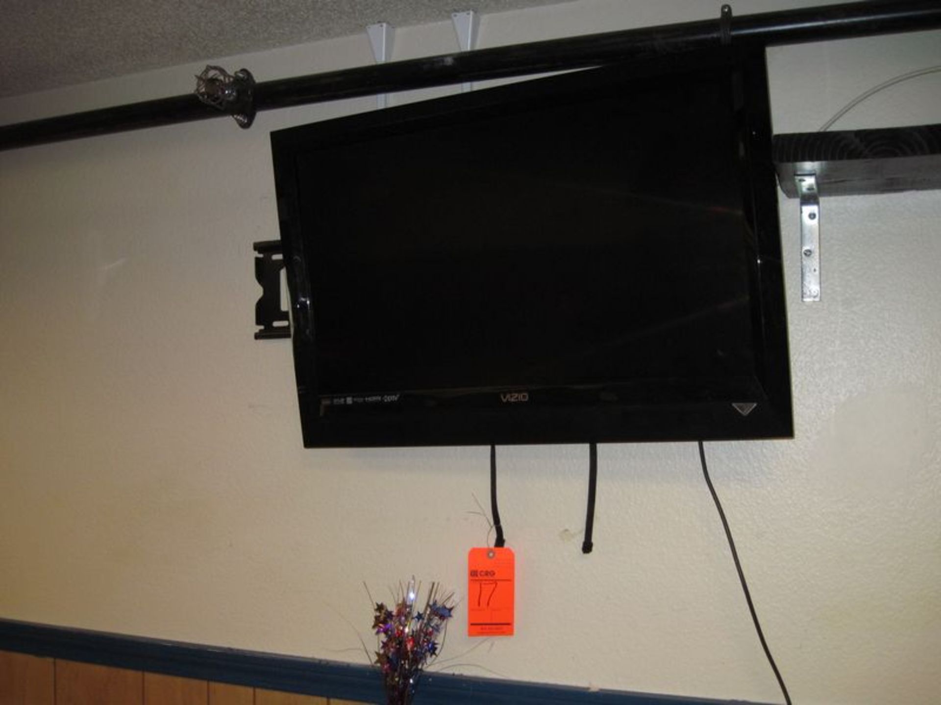 Vizio wall-mounted flat screen tv, HDMI, 31"