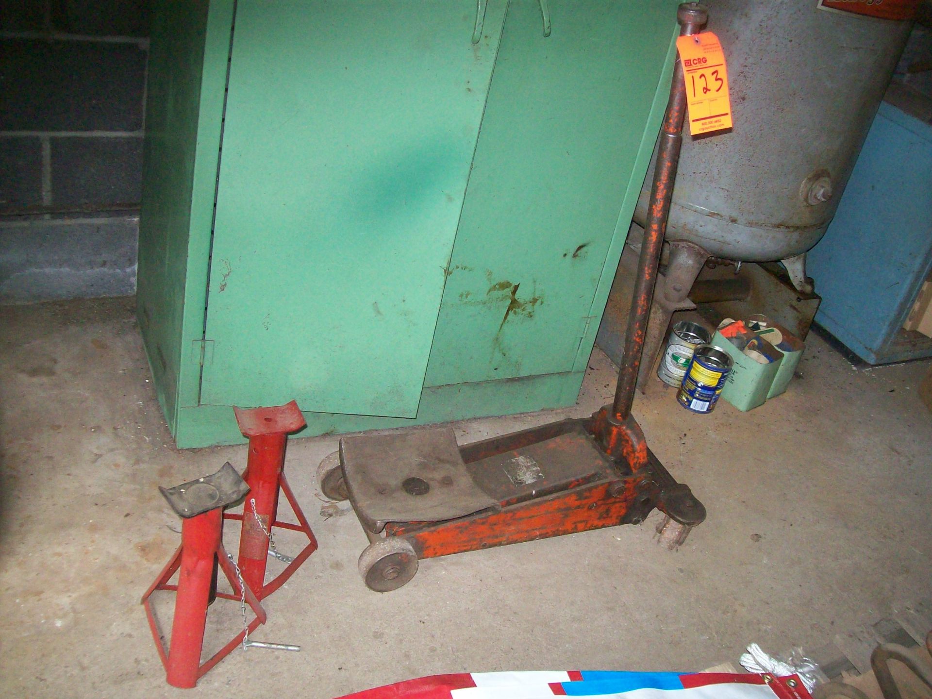 Portable floor jack with (2) jack stands