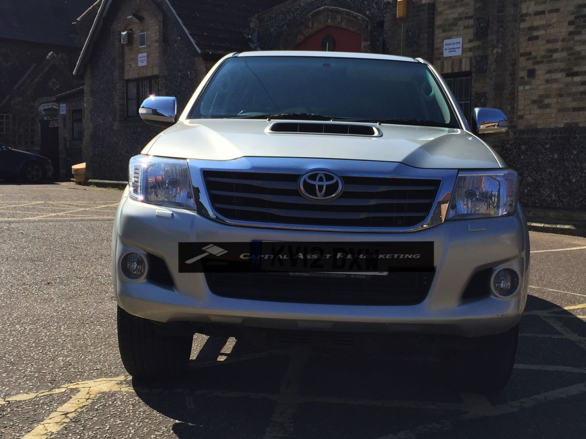 TOYOTA HILUX 'INVINCIBLE' 3.0 D-4D DOUBLE CAB PICK-UP (2012 - 12 REG)  **FULL SERVICE HISTORY** - Image 7 of 18