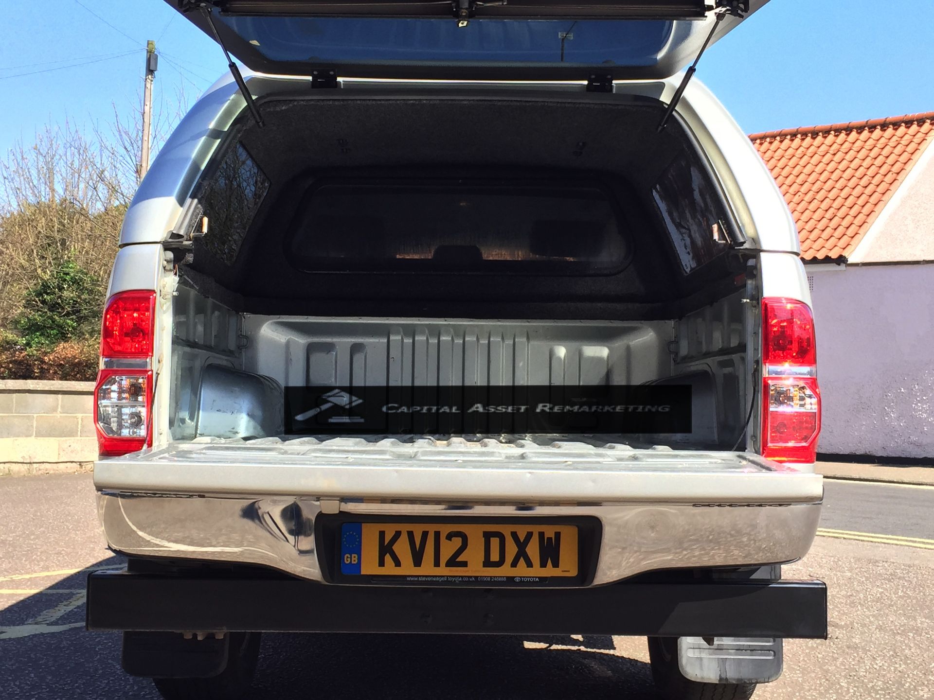 TOYOTA HILUX 'INVINCIBLE' 3.0 D-4D DOUBLE CAB PICK-UP (2012 - 12 REG)  **FULL SERVICE HISTORY** - Image 8 of 18