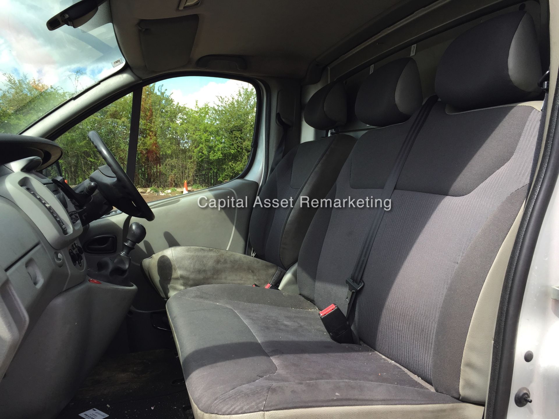 VAUXHALL VIVARO 2900 SWB (2.0 CDTI - 6 SPEED) 2007 - 07 REG  **1 OWNER - FULL SERVICE HISTORY** - Image 12 of 16