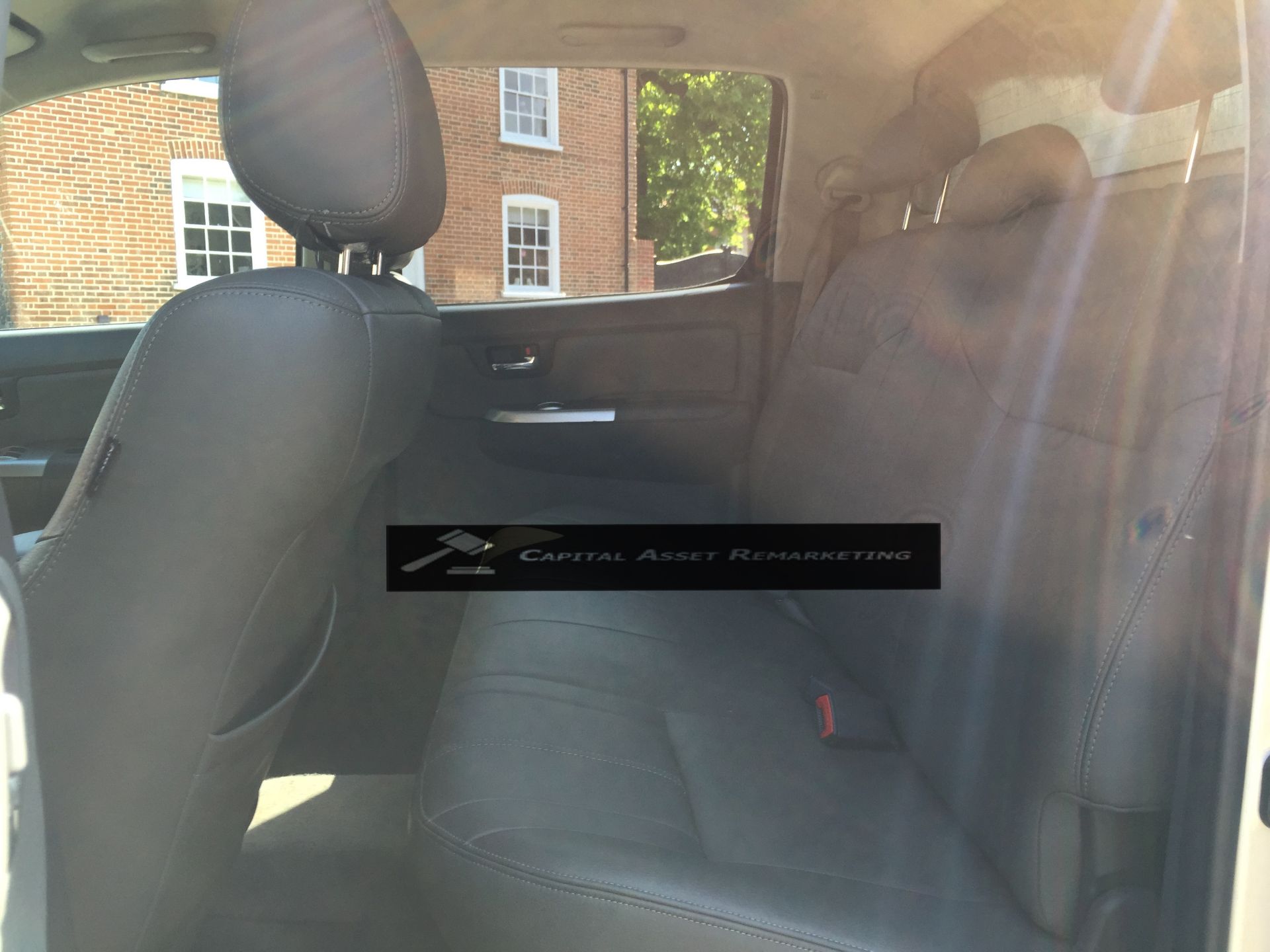 TOYOTA HILUX 'INVINCIBLE' 3.0 D-4D DOUBLE CAB PICK-UP (2012 - 12 REG)  **FULL SERVICE HISTORY** - Image 13 of 18