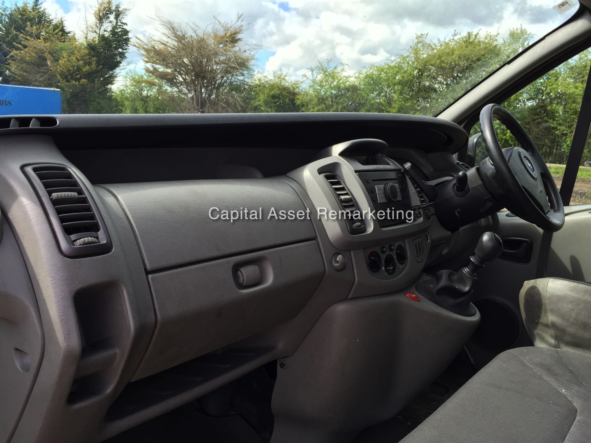 VAUXHALL VIVARO 2900 SWB (2.0 CDTI - 6 SPEED) 2007 - 07 REG  **1 OWNER - FULL SERVICE HISTORY** - Image 11 of 16