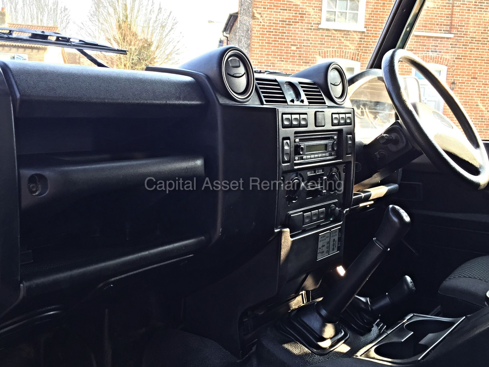 LANDROVER DEFENDER 90 PICK-UP (2010 - 10 REG) 2.4 TDCI - 6 SPEED  **27,545 MILES ONLY - 1 OWNER** - Image 7 of 11