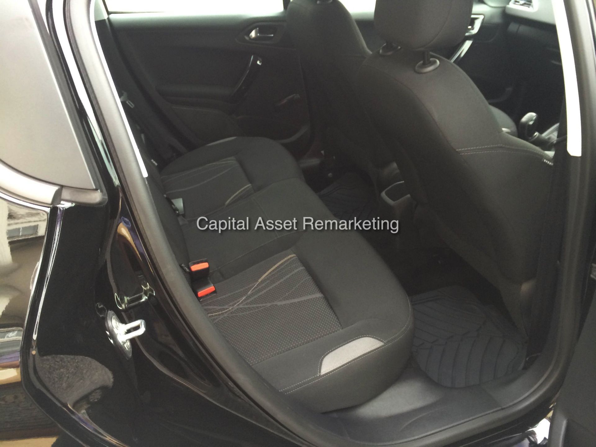 PEUGEOT 208 1.4 HDI 'ACTIVE' 5 DOOR (2014 - 14 REG)  **OWNED BY PEUGEOT FROM NEW** - Image 11 of 15