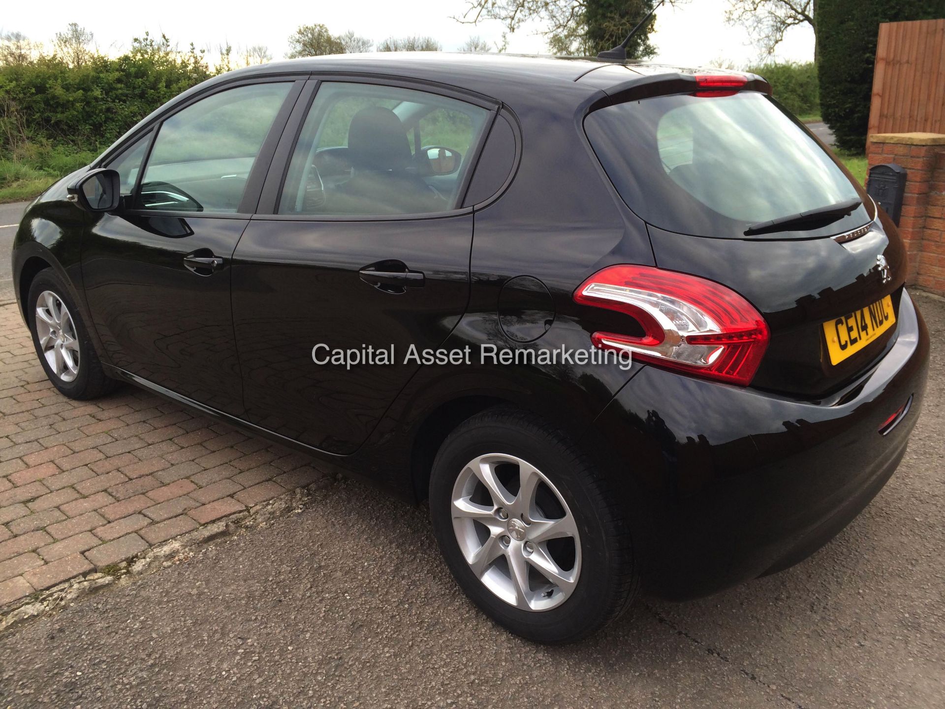 PEUGEOT 208 1.4 HDI 'ACTIVE' 5 DOOR (2014 - 14 REG)  **OWNED BY PEUGEOT FROM NEW** - Image 6 of 15