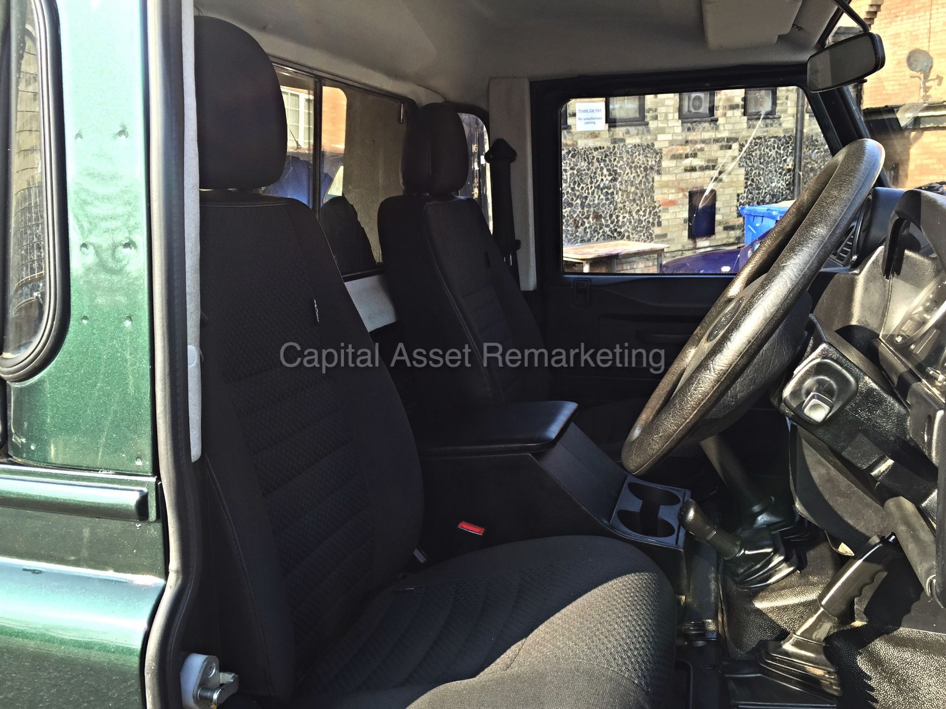 LANDROVER DEFENDER 90 PICK-UP (2010 - 10 REG) 2.4 TDCI - 6 SPEED  **27,545 MILES ONLY - 1 OWNER** - Image 9 of 11