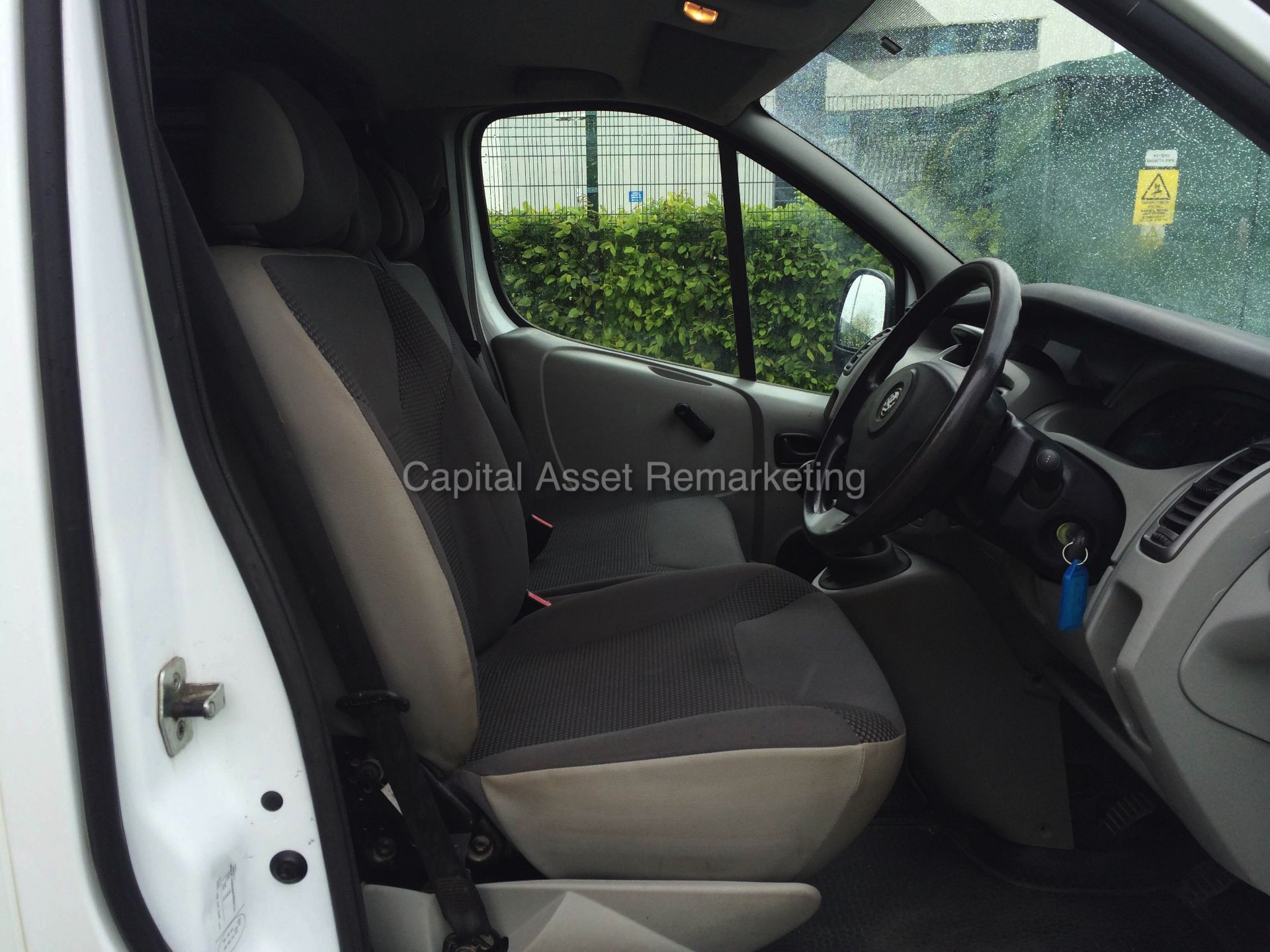 VAUXHALL VIVARO 2.0 CDTI SWB (2010 - 10 REG)  3+3 SEATS  **LOOK** - Image 7 of 13